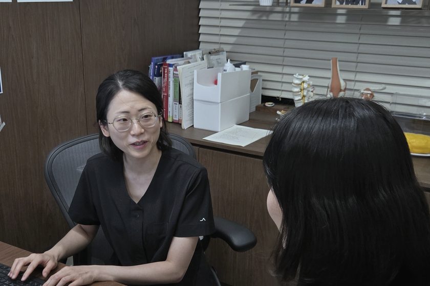 환자 이야기를 들으며 문진을 기록하는 모습 — 호랑이부부한의원 진료실